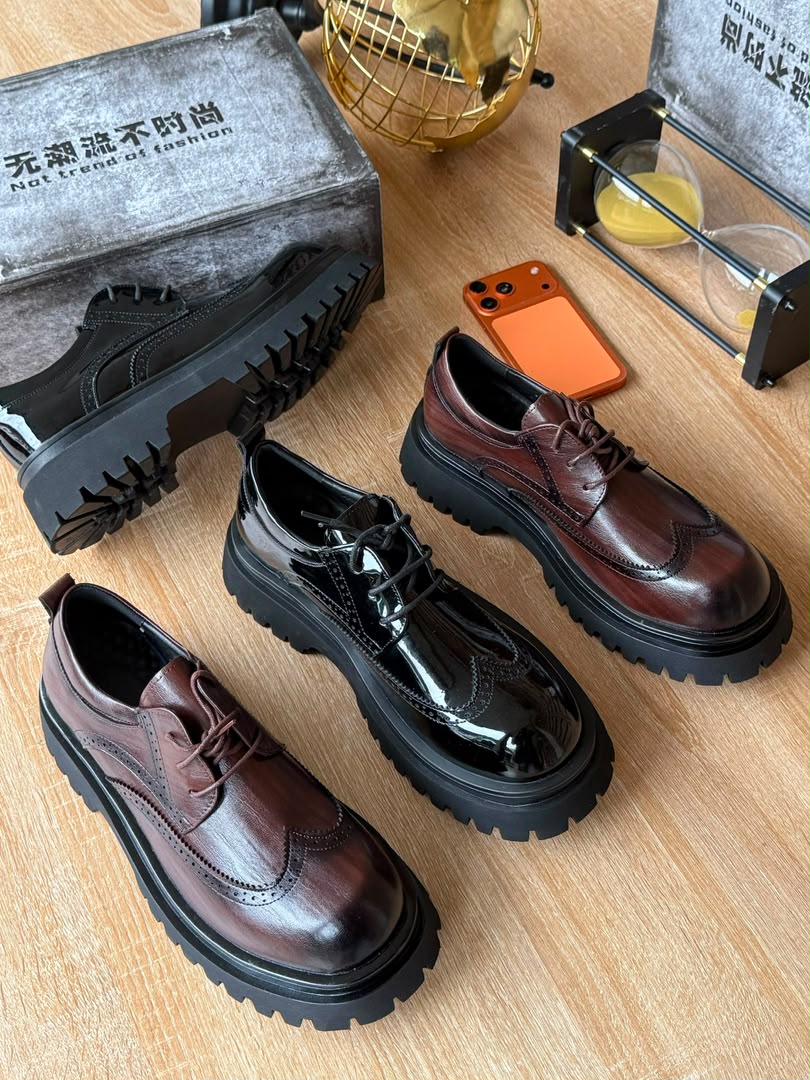 Derby Brogue Plateforme noir verni – vue dessus et semelle